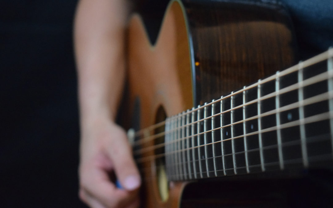 How to Properly Hold Your Guitar